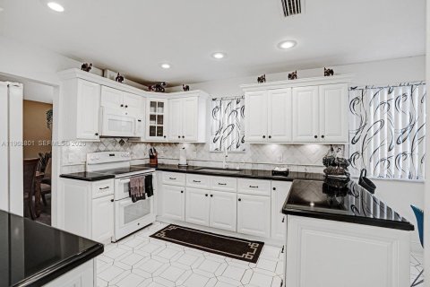 House in Tamarac, Florida 3 bedrooms, 179.86 sq.m. № 2030520 - photo 15