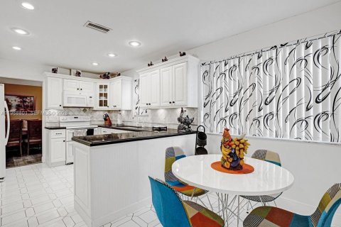 House in Tamarac, Florida 3 bedrooms, 179.86 sq.m. № 2030520 - photo 18