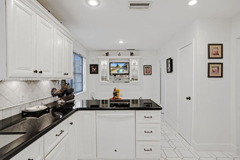 House in Tamarac, Florida 3 bedrooms, 179.86 sq.m. № 2030520 - photo 16