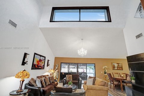 House in Tamarac, Florida 3 bedrooms, 179.86 sq.m. № 2030520 - photo 7