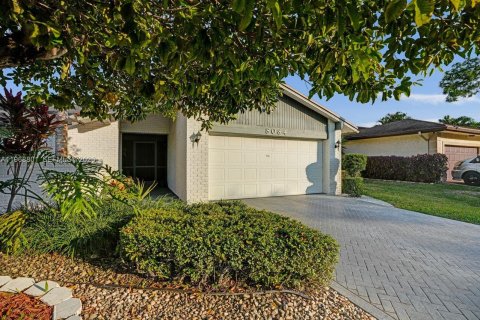 House in Tamarac, Florida 3 bedrooms, 179.86 sq.m. № 2030520 - photo 3