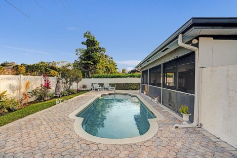 House in Tamarac, Florida 3 bedrooms, 179.86 sq.m. № 2030520