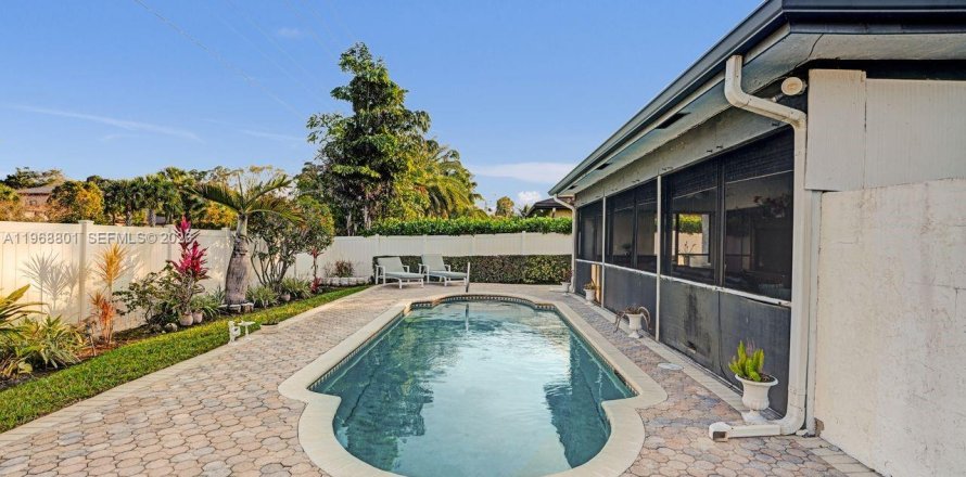 House in Tamarac, Florida 3 bedrooms, 179.86 sq.m. № 2030520