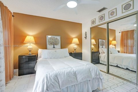 House in Tamarac, Florida 3 bedrooms, 179.86 sq.m. № 2030520 - photo 25