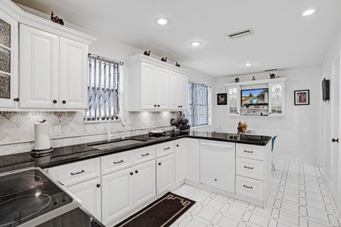 House in Tamarac, Florida 3 bedrooms, 179.86 sq.m. № 2030520 - photo 17