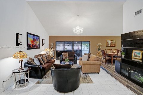 House in Tamarac, Florida 3 bedrooms, 179.86 sq.m. № 2030520 - photo 10