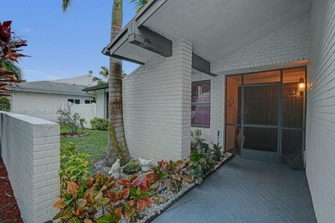 House in Tamarac, Florida 3 bedrooms, 179.86 sq.m. № 2030520 - photo 4
