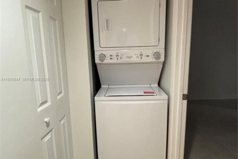 Copropriété à louer à Miami, Floride: 2 chambres, 87.24 m2 № 1987425 - photo 7