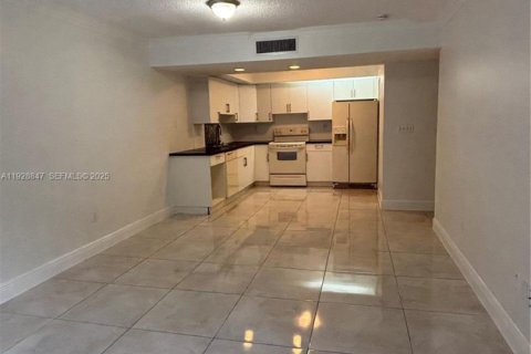 Copropriété à louer à Miami, Floride: 2 chambres, 87.24 m2 № 1987425 - photo 2
