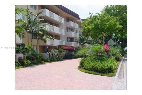 Condo in North Miami, Florida, 1 bedroom № 1989289 - photo 11