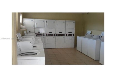 Condo in North Miami, Florida, 1 bedroom № 1989289 - photo 10