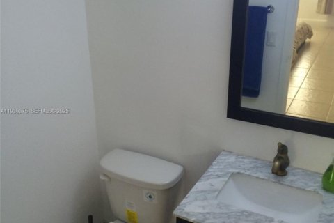 Condo in North Miami, Florida, 1 bedroom № 1989289 - photo 5