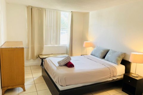 Condo in North Miami, Florida, 1 bedroom № 1989289 - photo 4