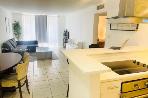 Condo in North Miami, Florida, 1 bedroom № 1989289 - photo 2