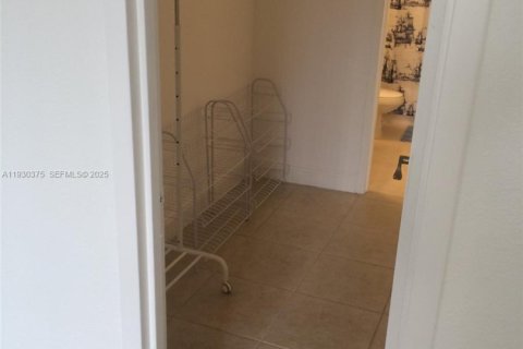 Condo in North Miami, Florida, 1 bedroom № 1989289 - photo 8