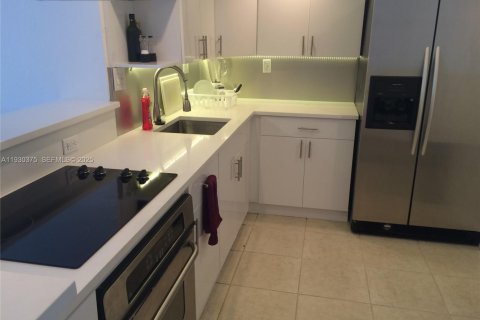 Condo in North Miami, Florida, 1 bedroom № 1989289 - photo 1