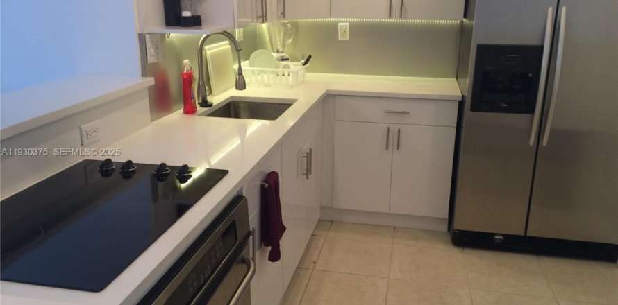 Condo in North Miami, Florida, 1 bedroom № 1989289