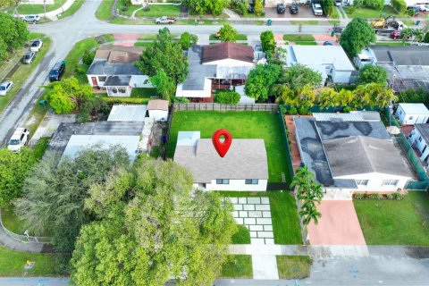 House in Miami, Florida 3 bedrooms, 108.23 sq.m. № 1954931 - photo 7