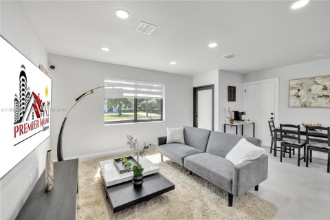 House in Miami, Florida 3 bedrooms, 108.23 sq.m. № 1954931 - photo 6