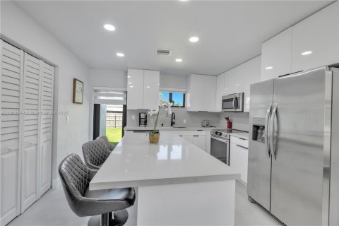 House in Miami, Florida 3 bedrooms, 108.23 sq.m. № 1954931 - photo 3