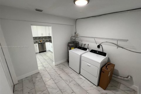 House in Lauderdale Lakes, Florida 3 bedrooms, 119.01 sq.m. № 1950095 - photo 16