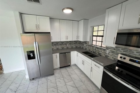 House in Lauderdale Lakes, Florida 3 bedrooms, 119.01 sq.m. № 1950095 - photo 17