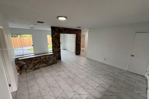 House in Lauderdale Lakes, Florida 3 bedrooms, 119.01 sq.m. № 1950095 - photo 11