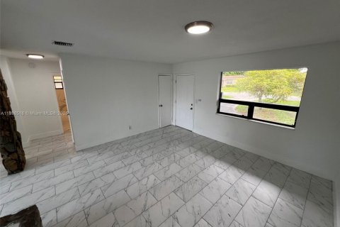 House in Lauderdale Lakes, Florida 3 bedrooms, 119.01 sq.m. № 1950095 - photo 10