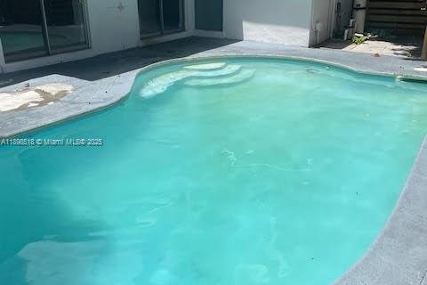 House in Lauderdale Lakes, Florida 3 bedrooms, 119.01 sq.m. № 1950095 - photo 2