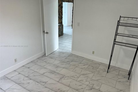 House in Lauderdale Lakes, Florida 3 bedrooms, 119.01 sq.m. № 1950095 - photo 5