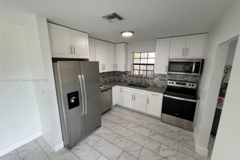 House in Lauderdale Lakes, Florida 3 bedrooms, 119.01 sq.m. № 1950095 - photo 14