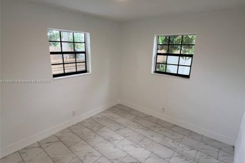 House in Lauderdale Lakes, Florida 3 bedrooms, 119.01 sq.m. № 1950095 - photo 21