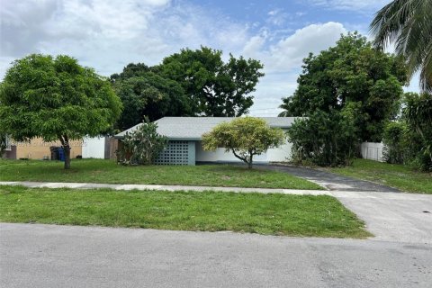 House in Lauderdale Lakes, Florida 3 bedrooms, 119.01 sq.m. № 1950095