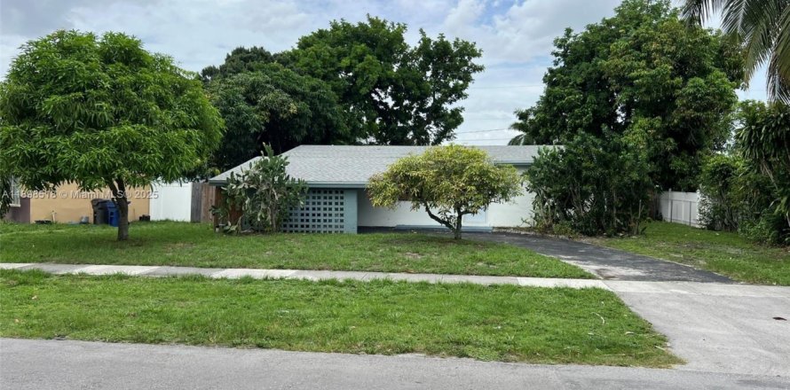 House in Lauderdale Lakes, Florida 3 bedrooms, 119.01 sq.m. № 1950095