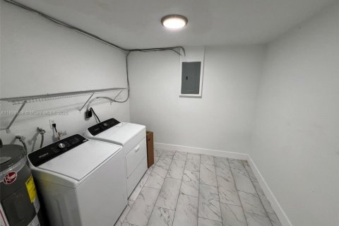 House in Lauderdale Lakes, Florida 3 bedrooms, 119.01 sq.m. № 1950095 - photo 15