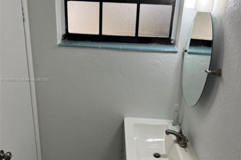 House in Lauderdale Lakes, Florida 3 bedrooms, 119.01 sq.m. № 1950095 - photo 8