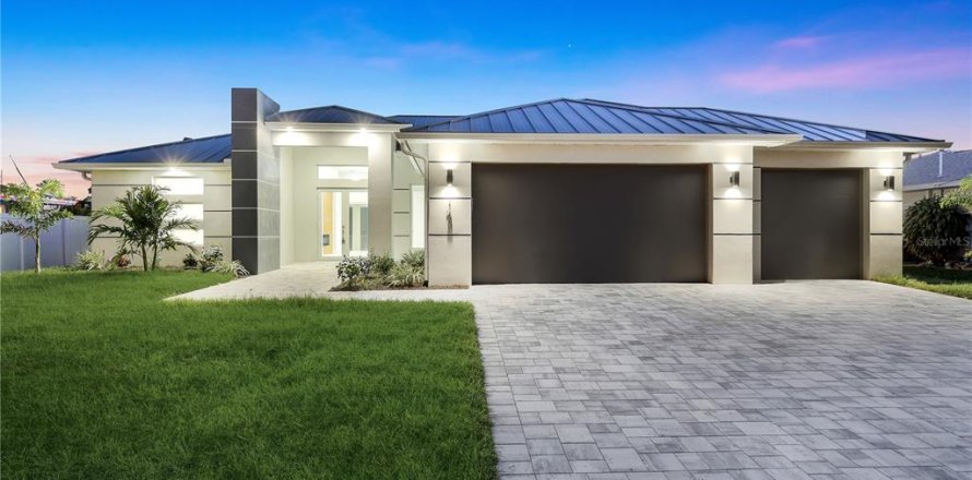 House in Port Charlotte, Florida 4 bedrooms, 221.29 sq.m. № 1675027
