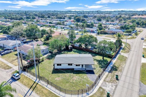 Villa ou maison à vendre à Miami Gardens, Floride: 3 chambres, 109.72 m2 № 2027298 - photo 2