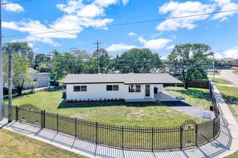 Дом в Майами-Гарденс, Флорида 3 спальни, 109.72м2 № 2027298