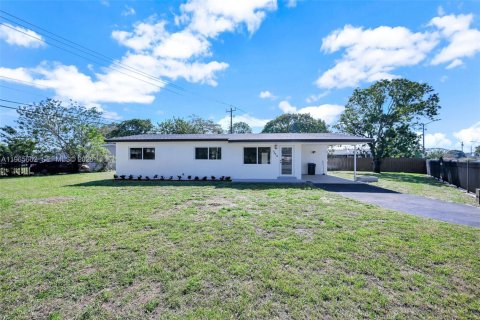 Villa ou maison à vendre à Miami Gardens, Floride: 3 chambres, 109.72 m2 № 2027298 - photo 5