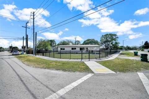 Villa ou maison à vendre à Miami Gardens, Floride: 3 chambres, 109.72 m2 № 2027298 - photo 6