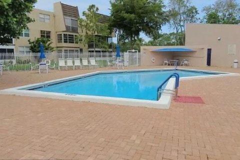 Condo in Tamarac, Florida, 1 bedroom  № 2261823 - photo 9