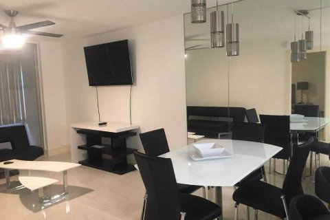 Condo in Tamarac, Florida, 1 bedroom  № 2261823 - photo 2