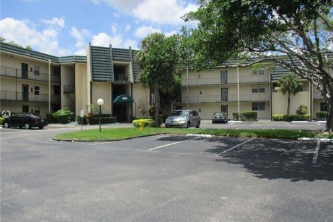 Condo in Tamarac, Florida, 1 bedroom  № 2261823 - photo 5