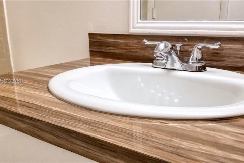 Снять в аренду кондоминиум в Корал-Спрингс, Флорида 2 спальни, 77.57м2, № 1996792 - фото 6