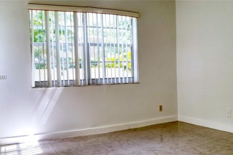 Снять в аренду кондоминиум в Корал-Спрингс, Флорида 2 спальни, 77.57м2, № 1996792 - фото 4