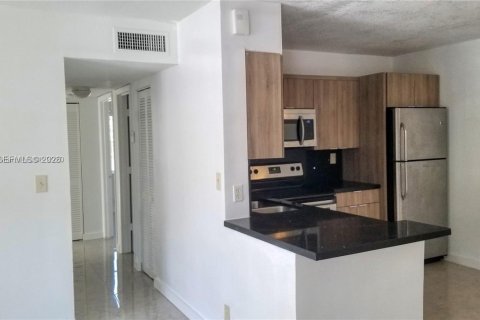 Снять в аренду кондоминиум в Корал-Спрингс, Флорида 2 спальни, 77.57м2, № 1996792 - фото 3