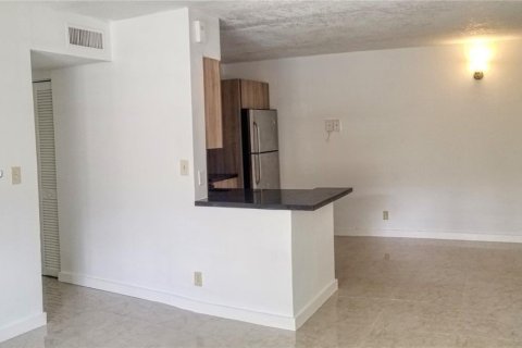 Снять в аренду кондоминиум в Корал-Спрингс, Флорида 2 спальни, 77.57м2, № 1996792 - фото 5