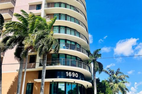 Condominio en alquiler en Miami, Florida, 2 dormitorios, 81.38 m2 № 1953607 - foto 1