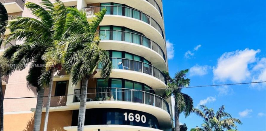 Condominio en Miami, Florida, 2 dormitorios  № 1953607